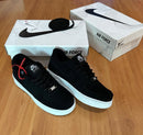 TÊNIS NIKE AIR FORCE 1 LOW NOBUCK DOIS CADARÇOS PRETO
