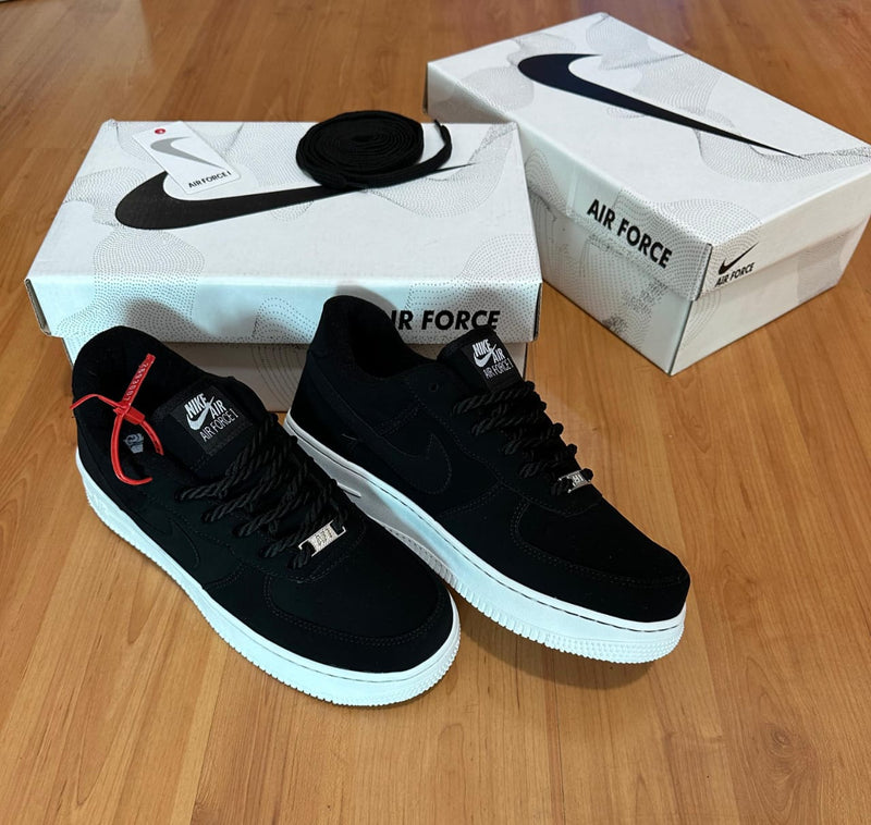 TÊNIS NIKE AIR FORCE 1 LOW NOBUCK DOIS CADARÇOS PRETO