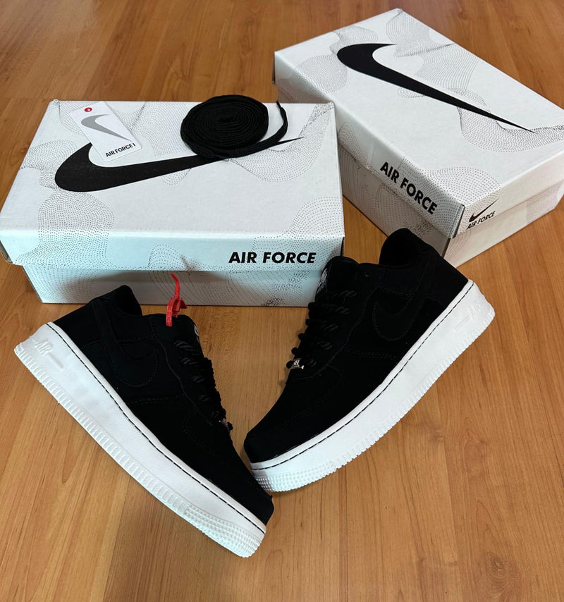 TÊNIS NIKE AIR FORCE 1 LOW NOBUCK DOIS CADARÇOS PRETO