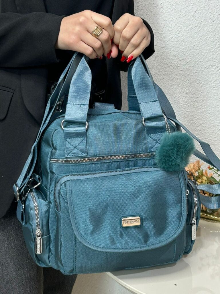 Bolsa Kipling Transversal Bolsos Laterais e Frontal C/ Botão C/ Pompom