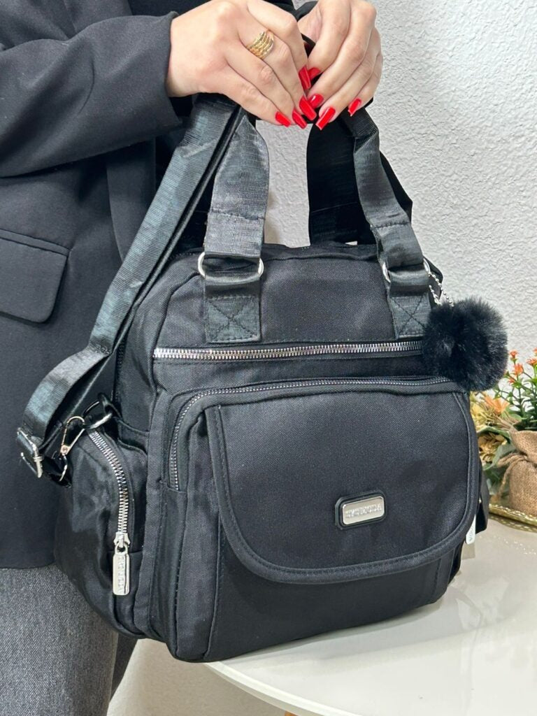 Bolsa Kipling Transversal Bolsos Laterais e Frontal C/ Botão C/ Pompom