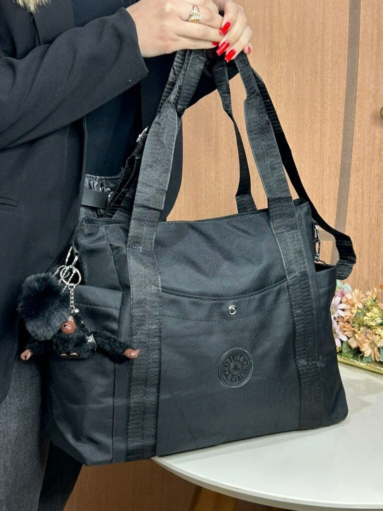 Bolsa Kipling Transversal Bolsos Laterais e Frontal C/ Botão C/ Pompom