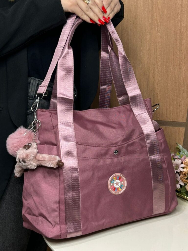 Bolsa Kipling Transversal Bolsos Laterais e Frontal C/ Botão C/ Pompom