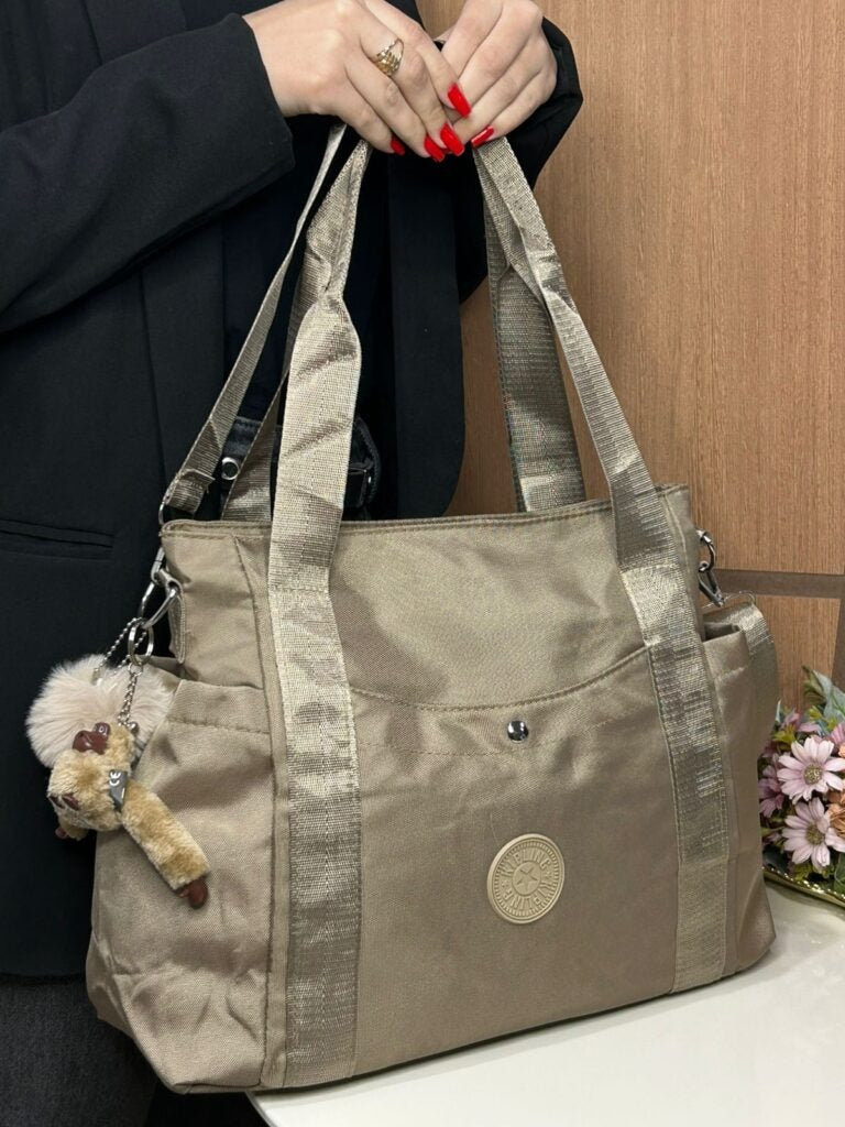 Bolsa Kipling Transversal Bolsos Laterais e Frontal C/ Botão C/ Pompom