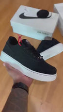 TÊNIS NIKE AIR FORCE 1 LOW NOBUCK DOIS CADARÇOS PRETO